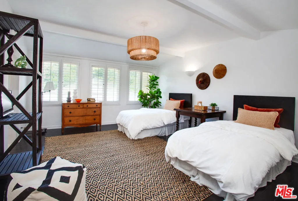 Pacific Palisades, California 90272, United States, 8 Bedrooms Bedrooms, ,8 BathroomsBathrooms,Residential,Active,94218