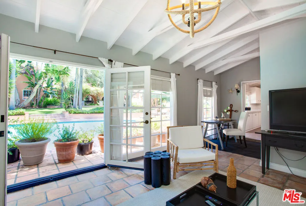 Pacific Palisades, California 90272, United States, 8 Bedrooms Bedrooms, ,8 BathroomsBathrooms,Residential,Active,94218