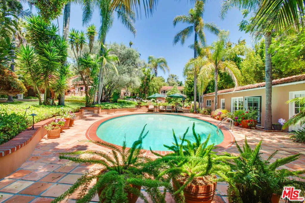 Pacific Palisades, California 90272, United States, 8 Bedrooms Bedrooms, ,8 BathroomsBathrooms,Residential,Active,94218