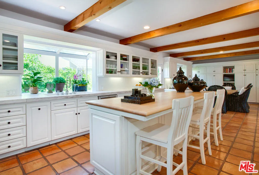 Pacific Palisades, California 90272, United States, 8 Bedrooms Bedrooms, ,8 BathroomsBathrooms,Residential,Active,94218