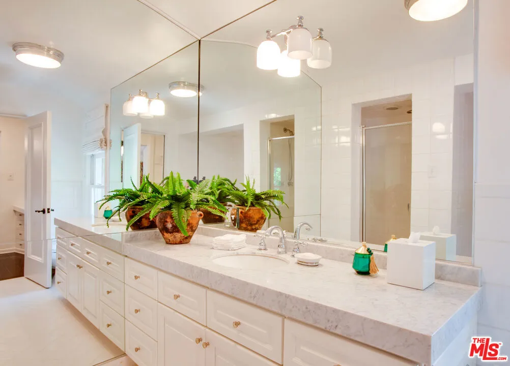 Pacific Palisades, California 90272, United States, 8 Bedrooms Bedrooms, ,8 BathroomsBathrooms,Residential,Active,94218