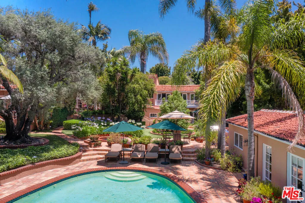 Pacific Palisades, California 90272, United States, 8 Bedrooms Bedrooms, ,8 BathroomsBathrooms,Residential,Active,94218