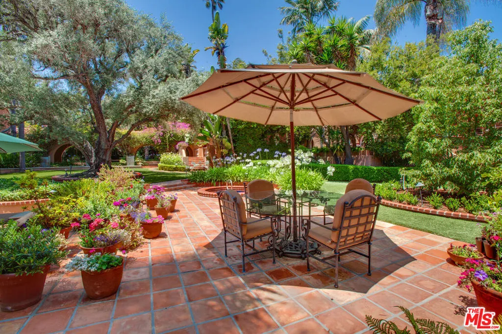 Pacific Palisades, California 90272, United States, 8 Bedrooms Bedrooms, ,8 BathroomsBathrooms,Residential,Active,94218