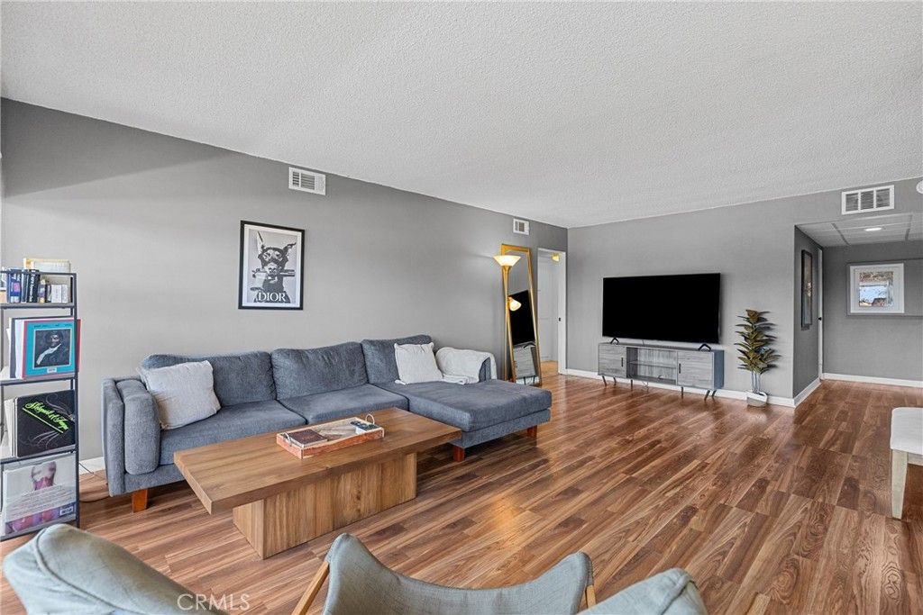 Photo of 5454 Zelzah Avenue #309, Encino, CA 91316 (MLS # SR25192002)