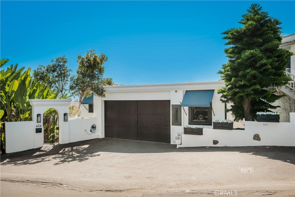Photo of 675 Cliff Drive, Laguna Beach, CA 92651 (MLS # LG26215069)