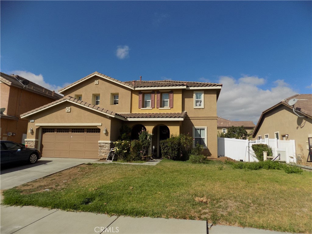 Beautiful two story home!!!!!! 5 Bedrooms, 2,1 Bathrooms, 2 car garage, NO HOA, Open Kitchen, Family room with fireplace and spacious living room.
second floor has a master room with walking closet, bathroom has double sink and vanity, oval jacuzzi tub. Don't Miss out on the opportunity to call this!!!!! Home.