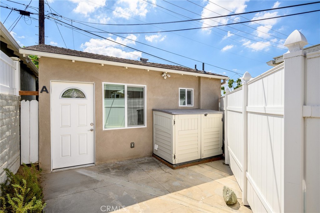 Charming 2023-built 1 bed/1 bath ADU in Glendale’s Verdugo Woodlands with 350 sq. ft of modern living space. Features include high ceilings, recessed lighting, washer/dryer, refrigerator, microwave, TV, mini-split AC, and private front & back patios. Rent includes all utilities (including internet); street parking available.