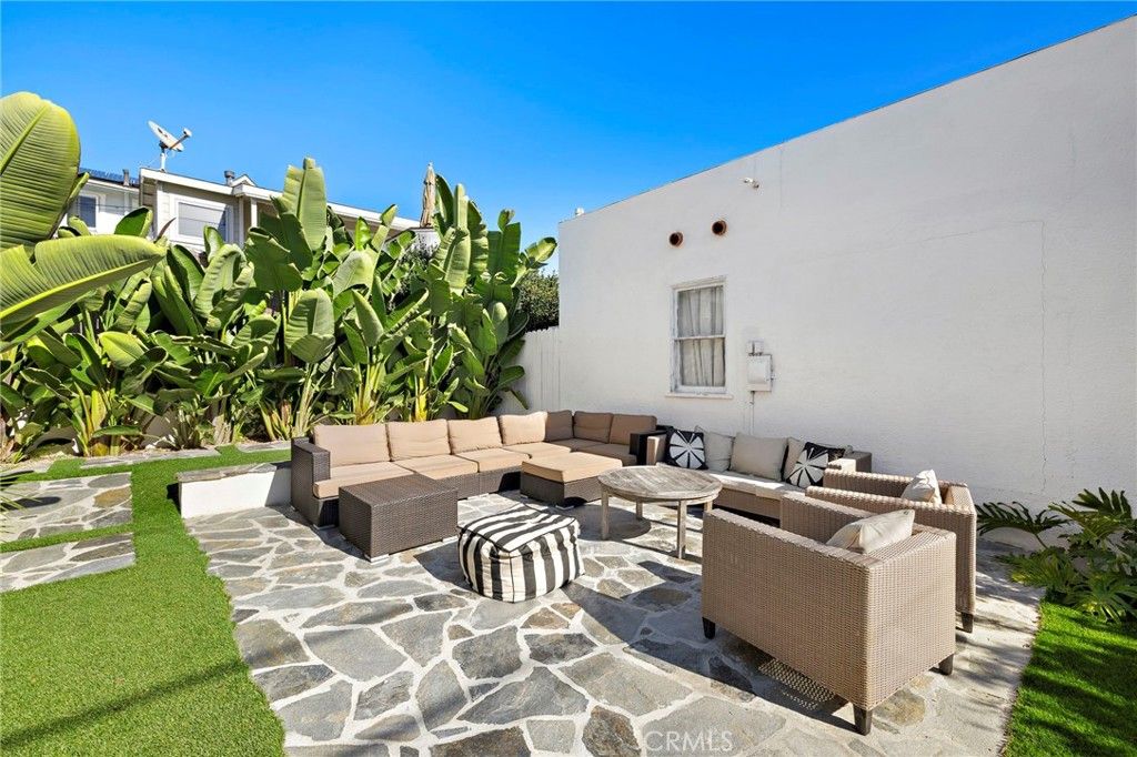 Photo of 226 Chiquita St #Upper, Laguna Beach, CA 92651 (MLS # LG25273822)