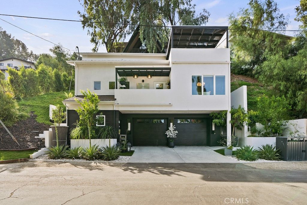 Photo of 5305 Campo Rd Rd, Woodland Hills, CA 91364 (MLS # SR25193219)