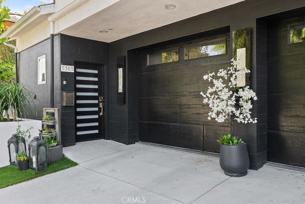 Photo of 5305 Campo Rd Rd, Woodland Hills, CA 91364 (MLS # SR25193219)