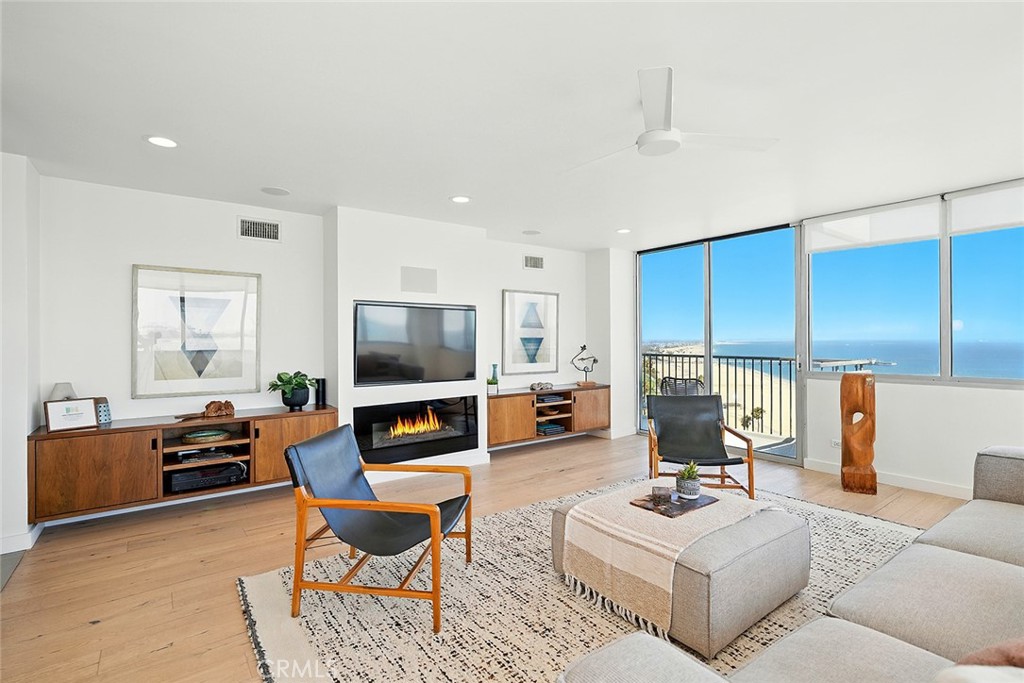 2999 E Ocean Boulevard 1320