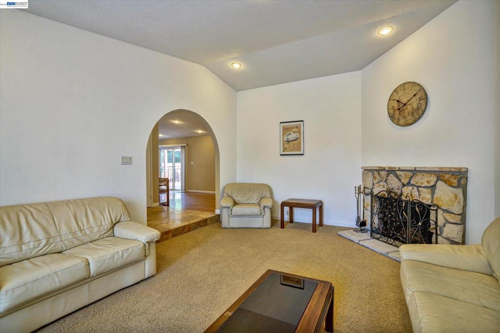 2511 Mistletoe Dr