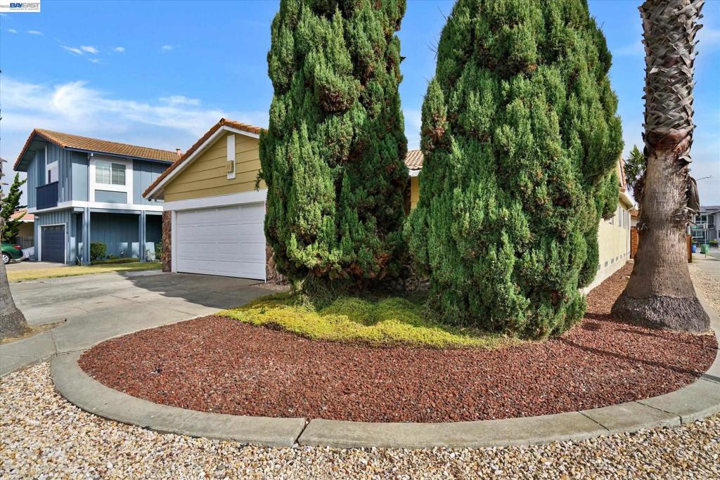 2511 Mistletoe Dr DR, Hayward CA 94545