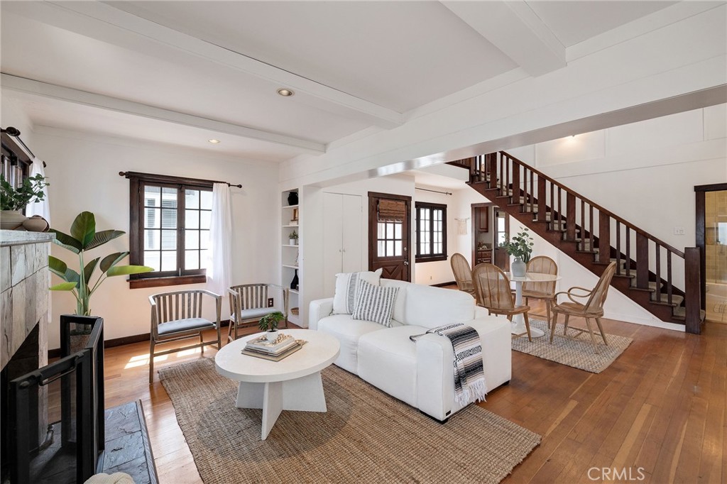 525 Manhattan Beach Blvd