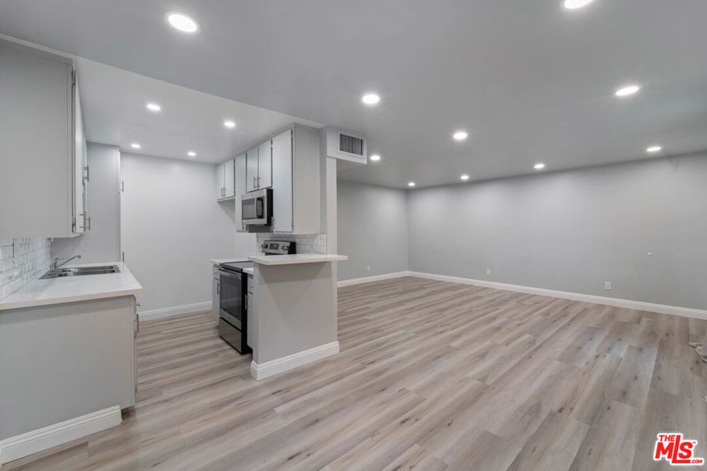 Photo of 110 E Hillcrest Boulevard #115, Inglewood, CA 90301 (MLS # 25605107)