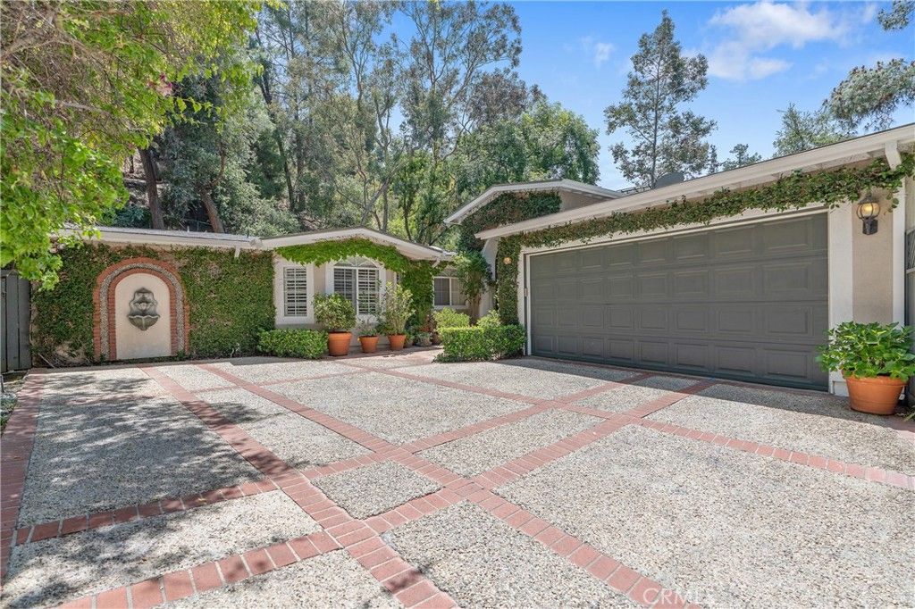 Photo of 3818 Hayvenhurst Avenue, Encino, CA 91436 (MLS # SR26026295)