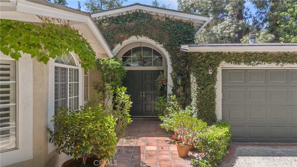 Photo of 3818 Hayvenhurst Avenue, Encino, CA 91436 (MLS # SR26026295)