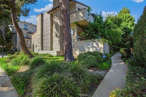Photo of 12821 Moorpark Street #1, Studio City, CA 91604 (MLS # SR26059575)