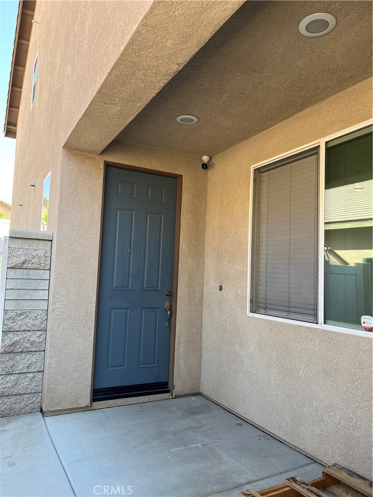 One-bedroom apartment (ADU) with separate entrance in a convenient location, close to shopping, parks with easy freeway access.
This unit features living room with kitchen and dining area, and bathroom with shower. Recessed lighting and carpet/tile floor. Refrigerator, stackable washer/dryer, and all utilities are included in the rent.
*** This property does not accept pets. ***