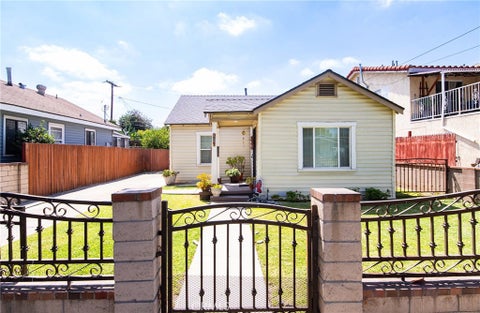 Photo of 237 S 5th ST, Montebello, CA 90640 (MLS # DW26136376)