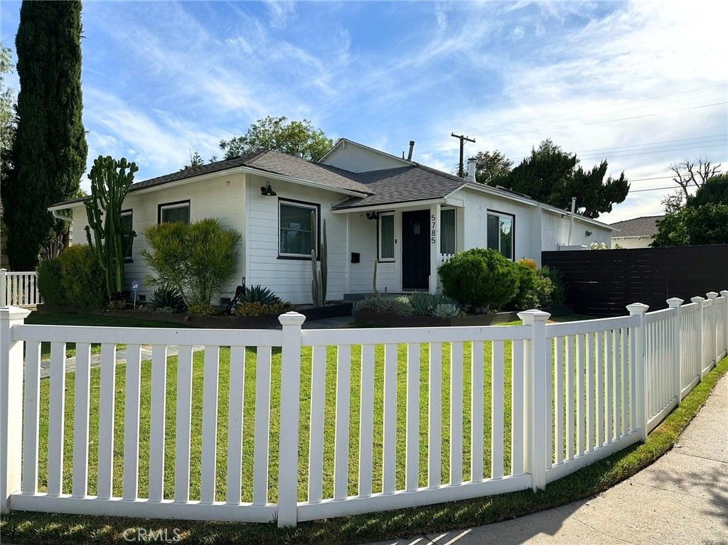 Photo of 5785 Bertrand, Encino, CA 91316 (MLS # SR26029287)