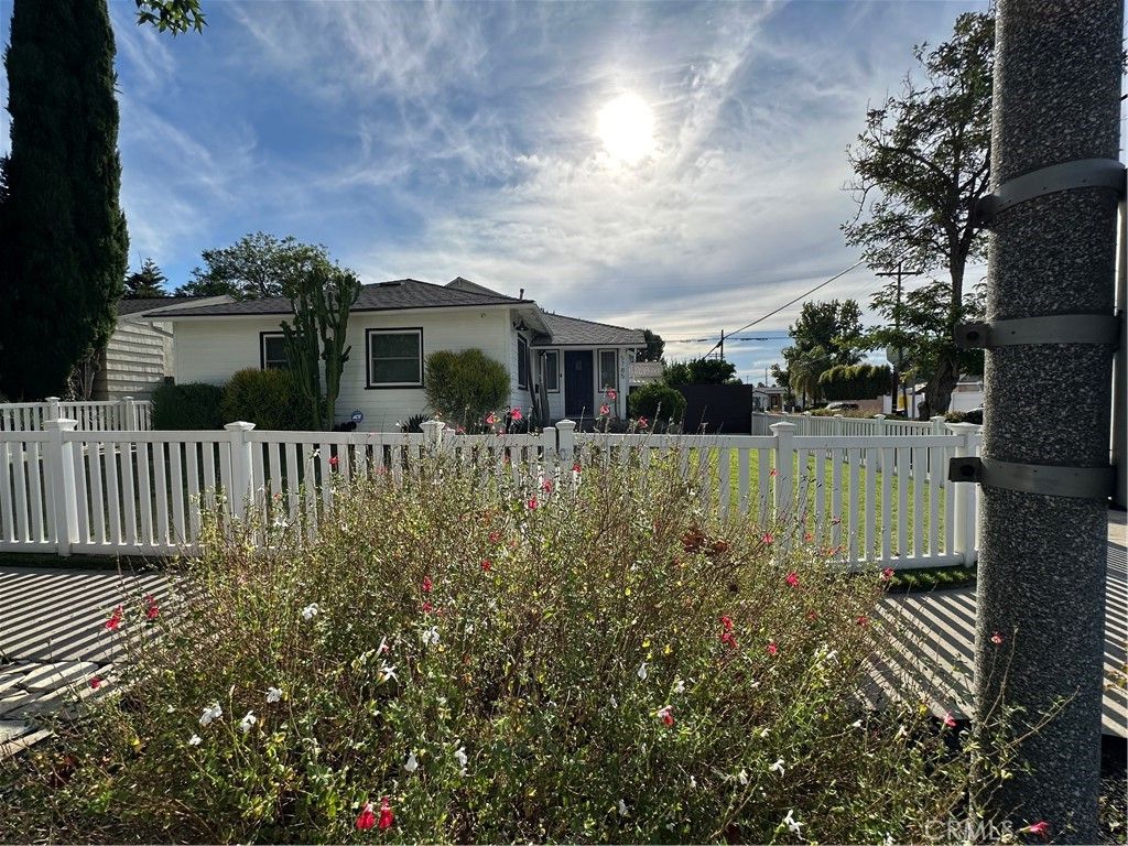 Photo of 5785 Bertrand, Encino, CA 91316 (MLS # SR26029287)