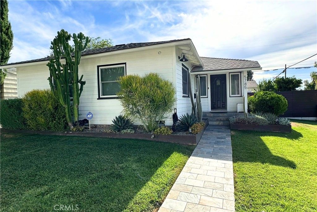Photo of 5785 Bertrand, Encino, CA 91316 (MLS # SR26029287)