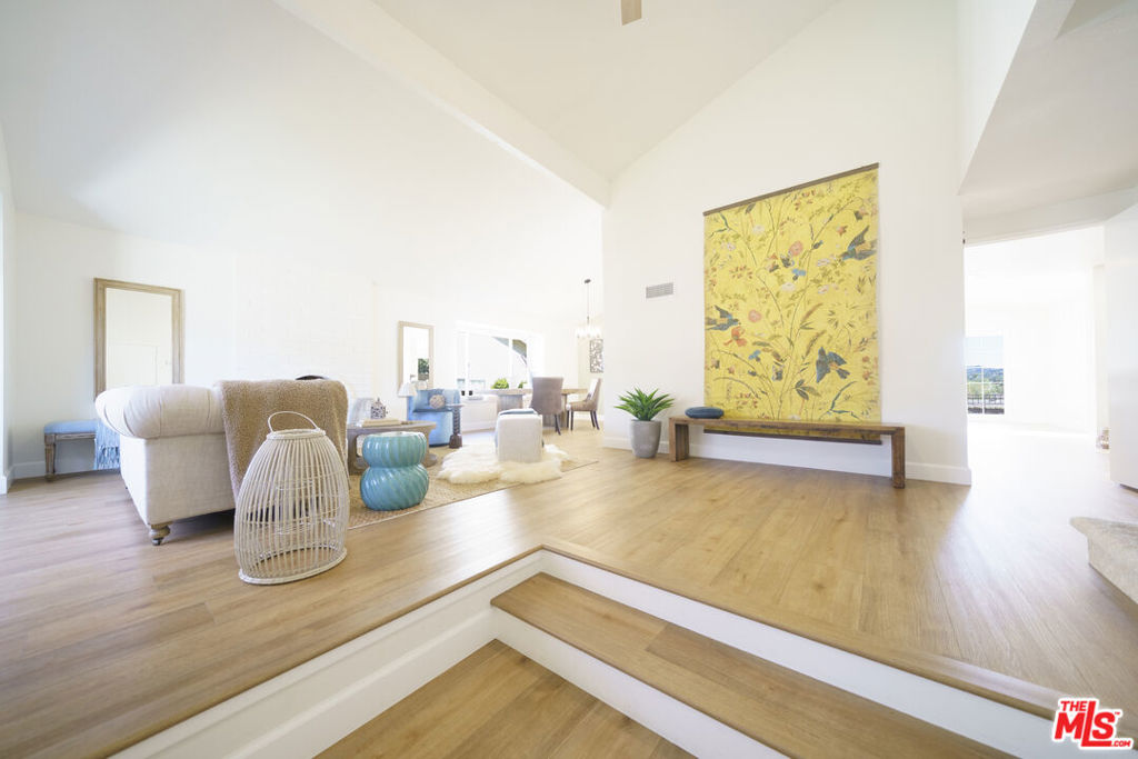 24086 Avenida Crescenta