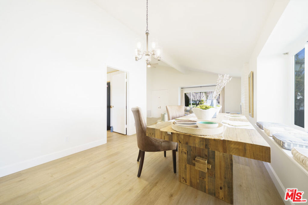 24086 Avenida Crescenta