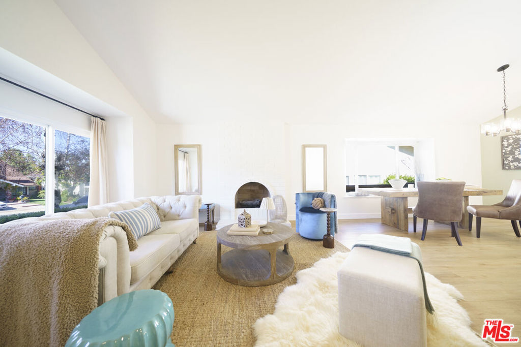 24086 Avenida Crescenta