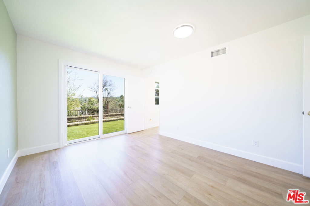 24086 Avenida Crescenta