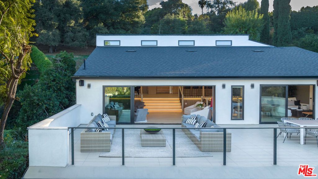 Photo of 11583 Sunshine Terrace, Studio City, CA 91604 (MLS # 26656093)