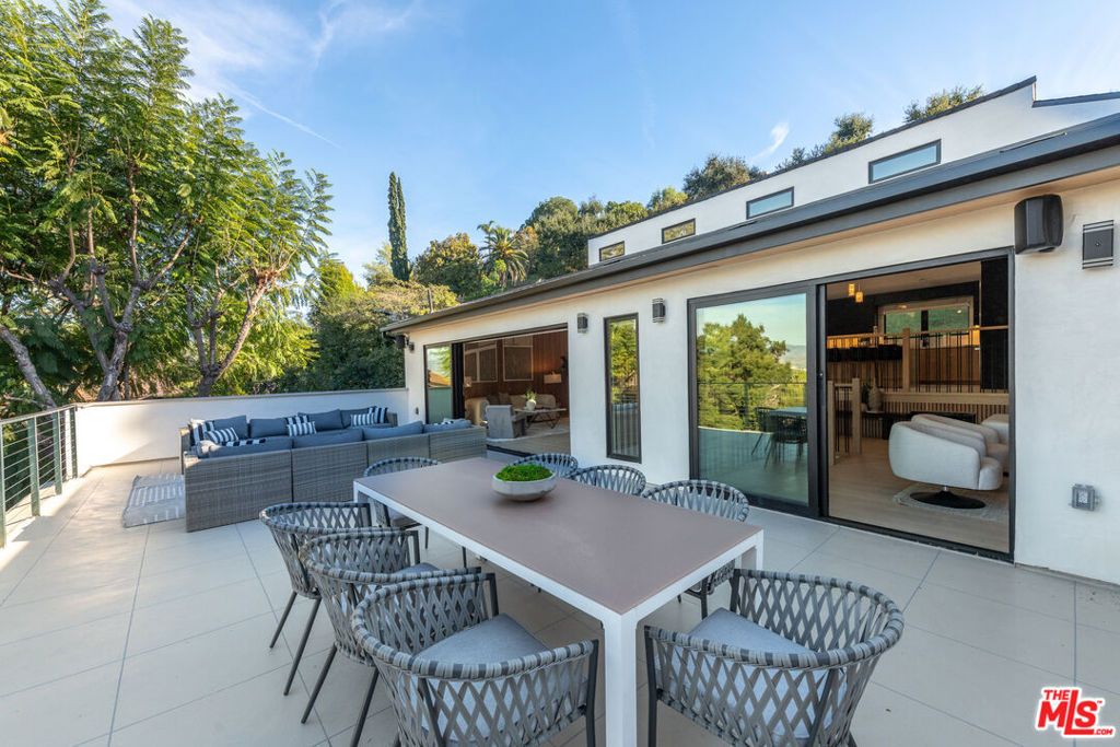 Photo of 11583 Sunshine Terrace, Studio City, CA 91604 (MLS # 26656093)