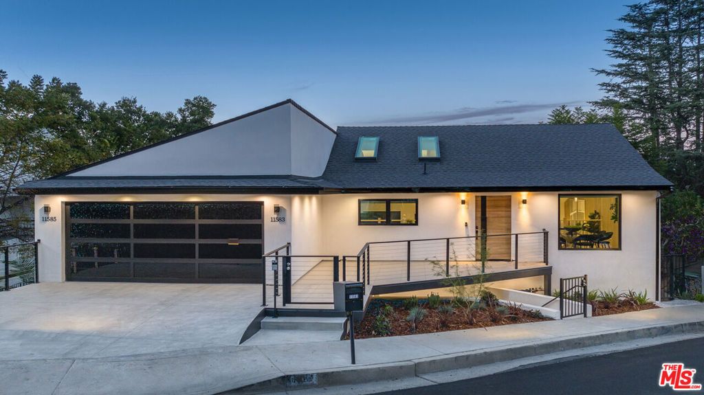 Photo of 11583 Sunshine Terrace, Studio City, CA 91604 (MLS # 26656093)