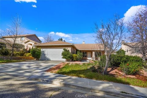 Photo of 19711 Skyview Court, Canyon Country, CA 91351 (MLS # SR26016508)