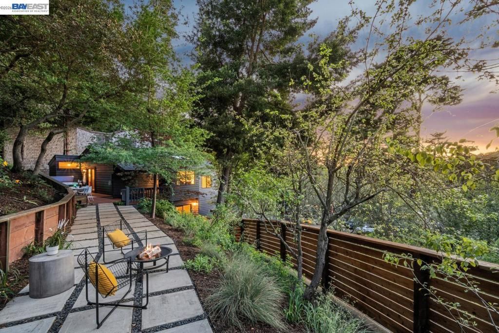 Photo of 6858 AITKEN DRIVE Dr, Oakland, CA 94611 (MLS # 41130331)