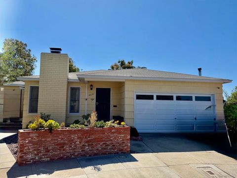 Photo of 4610 Antioch Pl, San Diego, CA 92115 (MLS # 260009924SD)