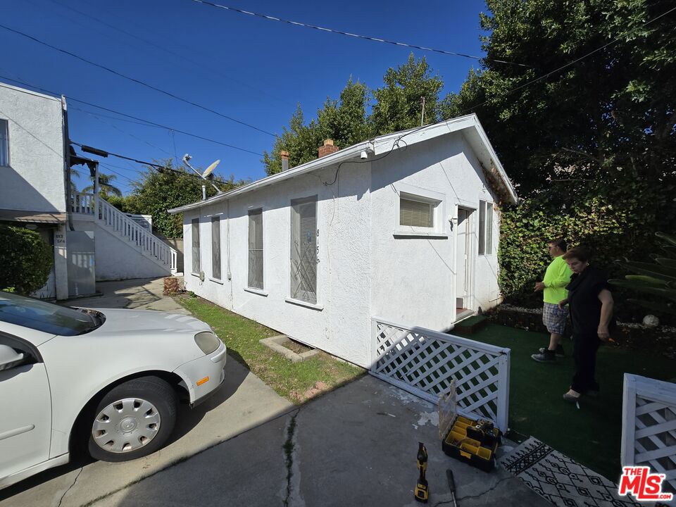 Prime location on the edge of West Hollywood. Great opportunity to rent this original character 1 Bed Bungalow with 1 bath. Includes one car parking spot on your private driveway. Close to everything, walk to Melrose, shopping, restaurants, or entertainments arguably the most walkable neighborhood in LA.