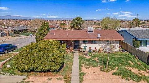 Photo of 1549 Elizabeth Lake Rd, Palmdale, CA 93551 (MLS # SR26053990)