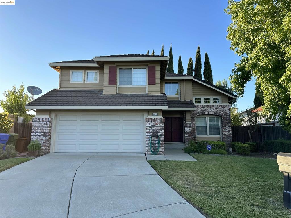 LOVELY 2 STORY CUL DE SAC LOCATION IDEAL FOR FAMILY. 4 BED/2.5BATH WITH VAULTED CEILINGS. WALK-IN MASTER CLOSET. KITCHEN HAS LOTS OF STORAGE, TILE COUNTERS, OVERLOOKS FAMILY ROOM! LOW MAINTENANCE YARD. GREAT CENTRAL BRENTWOOD LOCATION