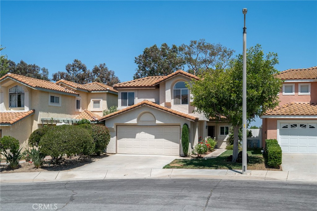 Located in the peaceful and sought-after neighborhood of Chino Hills, this lovely single-family home is part of the highly rated Chino Valley Unified School District—perfect for families!
Home Features:
*3 Bedrooms, 2.5 Bathrooms (Half bath located on the first floor)
*Bright and open living room with soaring ceilings
*Spacious primary bedroom featuring a vaulted ceiling and en-suite master bathroom with soaking tub
*Large windows throughout, offering abundant natural light and beautiful views
Location Perks:
Enjoy easy access to shopping and dining spots like The Shoppes at Chino Hills, Payne Ranch Plaza, 99 Ranch Market, Costco, movie theaters, and more.Commuters will appreciate the convenient access to the 71 Freeway.
After a long day, unwind with the quiet surroundings and relaxing views this neighborhood has to offer.
Additional Details:
* Appliances included: gas range/stove, dishwasher
* Parking: attached 2-car garage
* Utilities: tenants pay all utilities
* Pets: not allowed