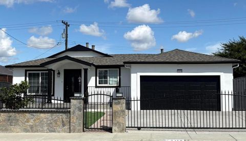Photo of 1219 Farringdon Drive, San Jose, CA 95127 (MLS # ML82047587)