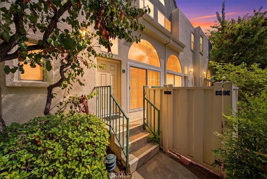 Photo of 5455 Sylmar Ave #1402, Sherman Oaks, CA 91401 (MLS # OC26180244)