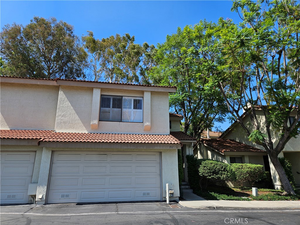 The spacious 2 Bedrooms + Large Loft and 2.5 Bathrooms condo in desirable Malvern Creek Community. Very large Master Suite and walk in closet. 2 car garage with direct access to home. END UNIT facing south. Guest parking spaces steps away. Right across the street from Amerige Heights, shopping, & Restaurants close by.