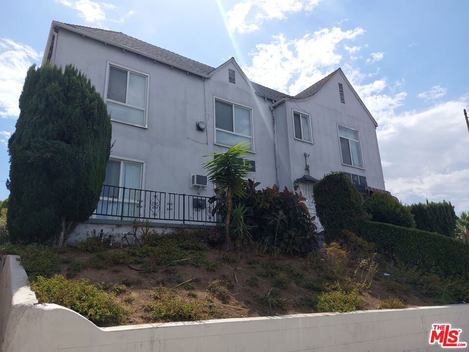 JRM Properties is proud to offer a corner 6 unit in Prime Mid City Los Angeles. Over 40% rental upside remaining on existing units and sellers have plans to build two additional ADU units in garage area. Three units have been completely remodeled. Each unit is a Large 1 Bedroom 1 Bathroom aprox 920 sq ft. Each unit contains its own gas washer and dryer hook. Centrally located near Downtown, Hancock Park, Beverly Hills, and the 10 freeway. Seller will consider financing at 6% I/O for 3 years with 50% down. Please call listing agent with any questions. Please do not disturb tenants