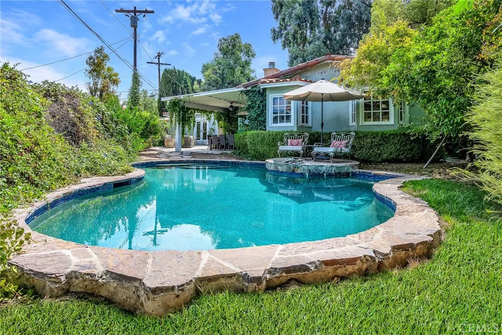 Woodland Hills, California 91364, United States, 3 Bedrooms Bedrooms, ,2 BathroomsBathrooms,Residential,Active,193599