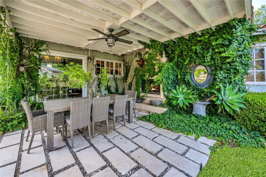 Woodland Hills, California 91364, United States, 3 Bedrooms Bedrooms, ,2 BathroomsBathrooms,Residential,Active,193599