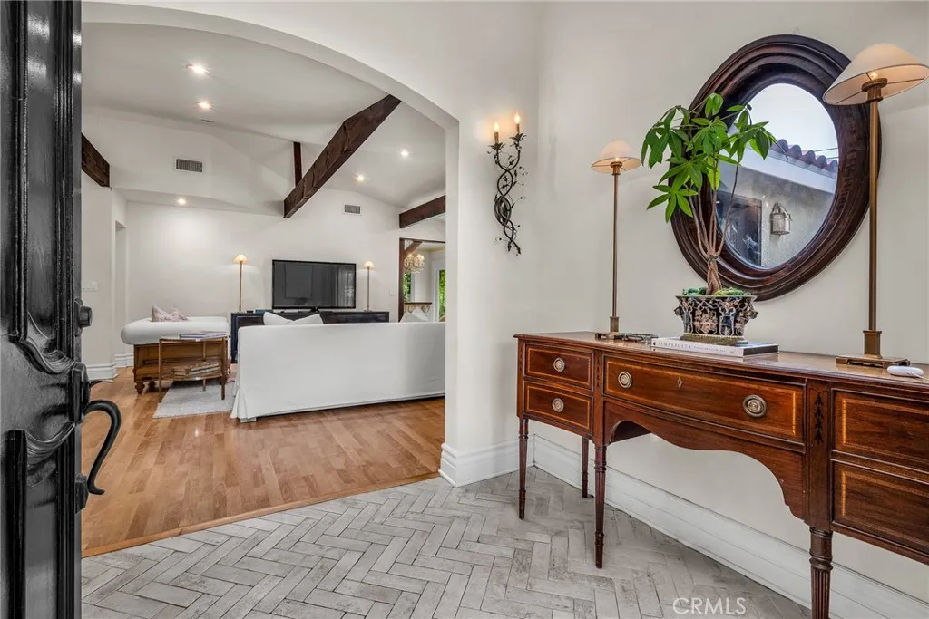 Woodland Hills, California 91364, United States, 3 Bedrooms Bedrooms, ,2 BathroomsBathrooms,Residential,Active,193599