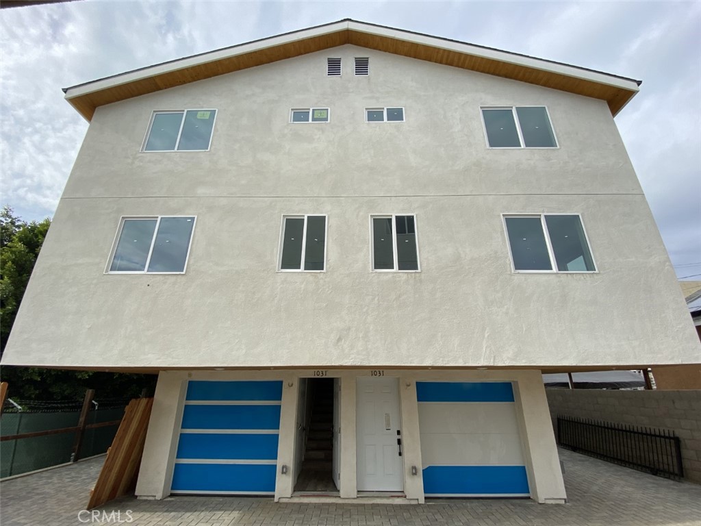 Newer Construction Townhome!!! 4 Bedrooms and 4 Full Bath. Home Features a Tandem 2 Parking Space Carport, Refrigerator, Washer/Dryer, Microwave, and Dishwasher included. Privacy Fencing Surrounds the Entire Property. 3 Story Building Located in Walking Proximity to the Hospital/USC Medical School, and very close to the 5 Freeway and 10 Freeway. 2nd Floor has 1 Bedroom and 1 Full Bath right next to it. 3rd Floor has 3 Bedroom Suites. Contact Us Now to Get Started.