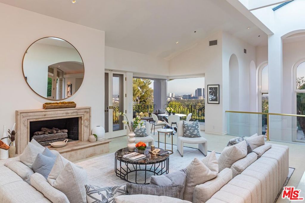 1136 Calle Vista Drive
